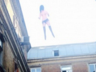 Неизвестный ростовчанин повесил надувную секс-куклу в центре города