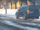 Объехавший пробку через ж/д пути «важный ферзь» на внедорожнике возмутил ростовчан и попал на видео