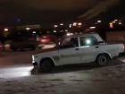 Экстремальный дрифт молодых людей на крышах авто под Ростовом попал на видео