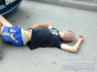 Лежащий посреди улицы подергивающийся наркоман шокировал прохожих в Ростове