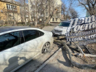 Дерево упало между припаркованными машинами и оборвало провода в Ростове