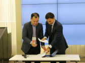 подписание договора между банком «Центр Инвест» и стартапером Эдуардом Ли