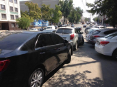 движение по Буденновскому сильно затруднено из-за неправильной парковки