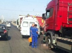 Перебегавшая дорогу в неположенном месте женщина угодила под колеса фуры в Ростовской области