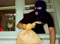 Открытые форточки и балконы «помогли» юркому вору обчистить шесть квартир в Ростове