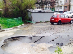 Горячий фонтан на Комарова в Ростове достиг два метра высоты