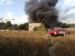 Цех по переработке полиматериалов загорелся в Батайске