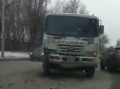 Легковая Toyota и грузовой Hyundai «помялись» в ДТП в Ростове и попали на видео