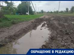 «Просто непролазная грязь»: ростовчане рассказали, с каким трудом ездят по разбитой дороге