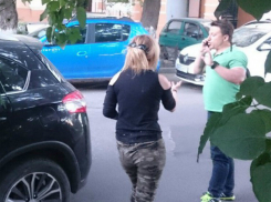 Пытавшаяся раздавить пешеходов во дворе Ростова смертельно пьяная автоледи попала на видео 