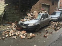 Кирпичная клада дома рухнула на иномарку в Ростове 