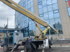 В Ростове рабочий при мытье окон упал с высоты 14 метров