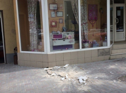 Фасад дома в центре Ростова обвалился под витрину магазина