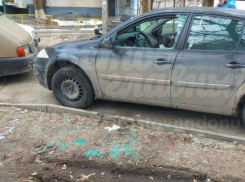 Одуревшие от своей безнаказанности вандалы разбили стекла двум автомобилям в Ростове