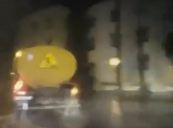 Поливальная машина «чистила» улицы во время ливня в Ростове