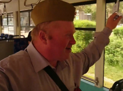 Поющий флешмоб в трамвае сняли на видео в Ростове