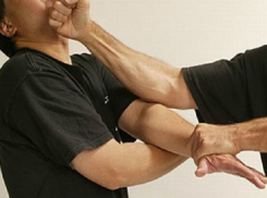 Жестокие кулачные разборки устроил пьяный ревнивец любовнику бывшей жены в Ростове