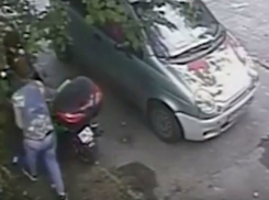 Пьяная выпускница упорно пыталась угнать мопед в Ростове и попала на видео