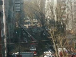 Пожар в многоэтажном жилом доме Ростова попал на фото