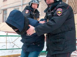 Кладмена с лошадиными дозами солей и спайса задержали ростовские полицейские