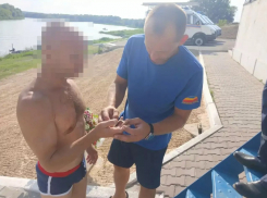 В Ростовской области мужчина зацепился рукой за рыболовный крючок и застрял у буйков