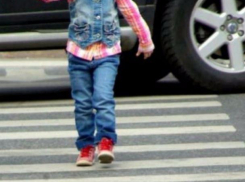 Перебегавшего дорогу в Ростове 11-летнего школьника сбила иномарка