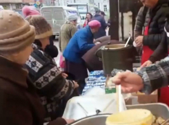 Ростовские нищие и пенсионеры просят продлить бесплатные обеды до Пасхи