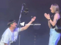 Поклонник сделал предложение руки и сердца со сцены на концерте Жени Трофимова в Ростове