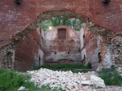 Ростове обрушилась стена Парамоновских складов