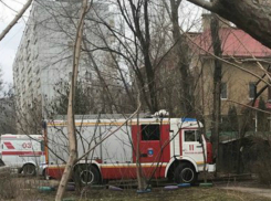 Жильцов многоэтажки в Ростове экстренно эвакуировали из-за угрозы взрыва