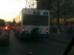 «Безбашенный» школьник возмутил жителей Ростова опасной ездой на прицепе троллейбуса и попал на видео