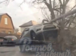 Почувствовавший себя каскадером водитель иномарки заставил машину «запрыгнуть» на газовую трубу в Ростове