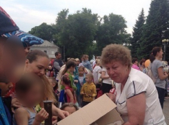 Просроченными конфетами в День защиты детей угощали на городской площади в Ростовской области