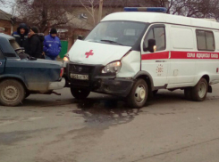 Тяжело больная женщина, ее родственница и пассажирка пострадали в столкновении скорой и ВАЗа в Ростове
