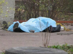 Упавший замертво на ходу мужчина шокировал жильцов во дворе Ростова