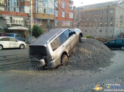 В Ростове водитель внедорожника «припарковался» на куче щебня на улице Горького. Фото