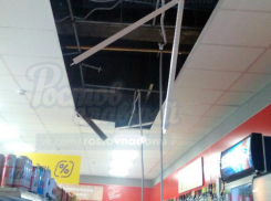 Рухнувший потолок в отделе алкоголя магазина «Магнит» вызвал насмешки ростовчан