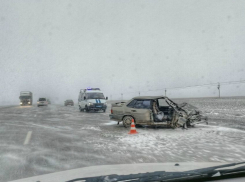 Четверо человек получили травмы в лобовом ДТП с двумя автомобилями на трассе под Ростовом