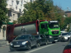 Пробка в центре Ростова, вызванная ДТП с участием мусоровоза, практически «рассосалась»