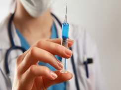 Следить за здоровьем сотрудников и наличием прививок поручили работодателям 