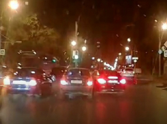 Маневры люксовой иномарки привели к дорожной аварии в Советском районе в Ростове