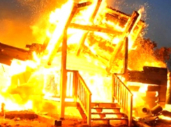 Женщина пострадала в масштабном пожаре, который бушевал в Ростовской области более четырех часов