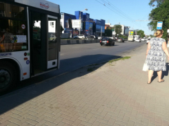 Играющий с пассажирами в «угадайку» автобус на остановке Ростова рассердил горожан