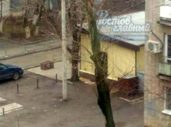 Вооруженные налетчики в масках ограбили магазин в Ростове