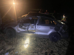 Один человек погиб и двое пострадали в ДТП с перевернувшейся иномаркой в Ростовской области