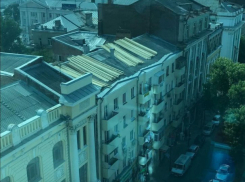 Огромные не огороженные доски на крыше многоэтажки в центре города угрожают ростовчанам 