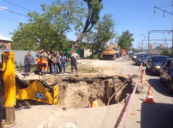 В течение суток устранят провал в районе зоопарка