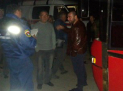 Четыре часа околачивались на ночной трассе полсотни пассажиров заказного автобуса в Ростовской области
