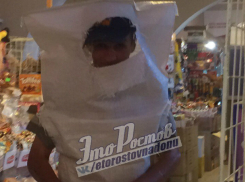 «Дождливый модник» с мешком на голове удивил находчивостью посетителей супермаркета в Ростове