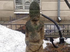 Задумчивый Ждун у краеведческого музея в Ростове рассмешил горожан